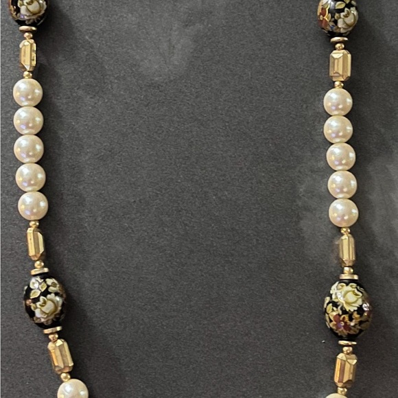 1960 pearl necklace featuring faux pearls Porcelain Accent Beads -Japan - Picture 2 of 6